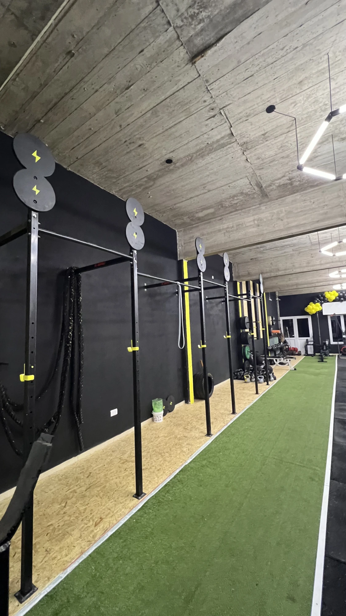 Racks de dominadas junto a la pista de césped